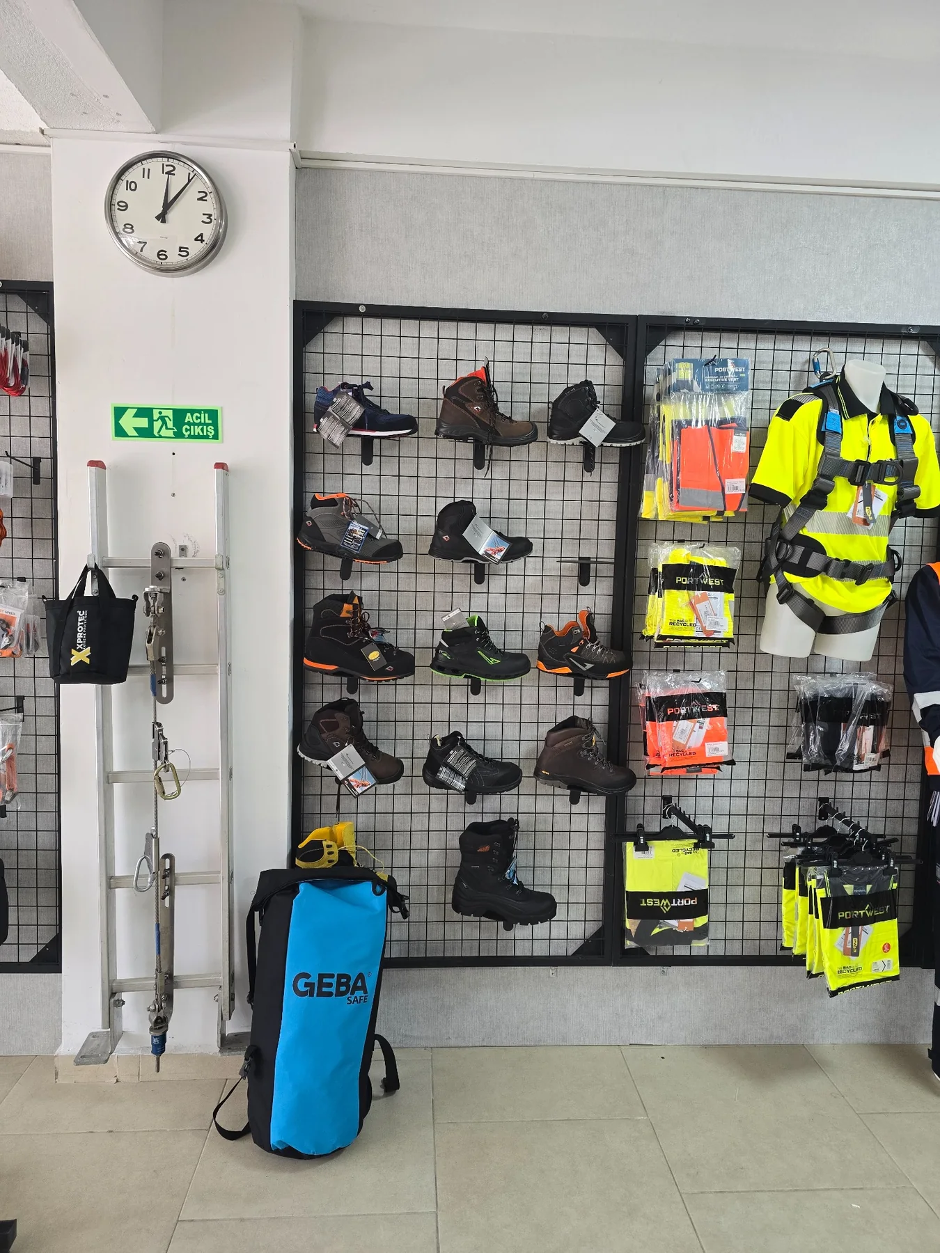 GEBA Safety showroomunda iş ayakkabıları ve yüksek görünürlüklü iş kıyafetleri