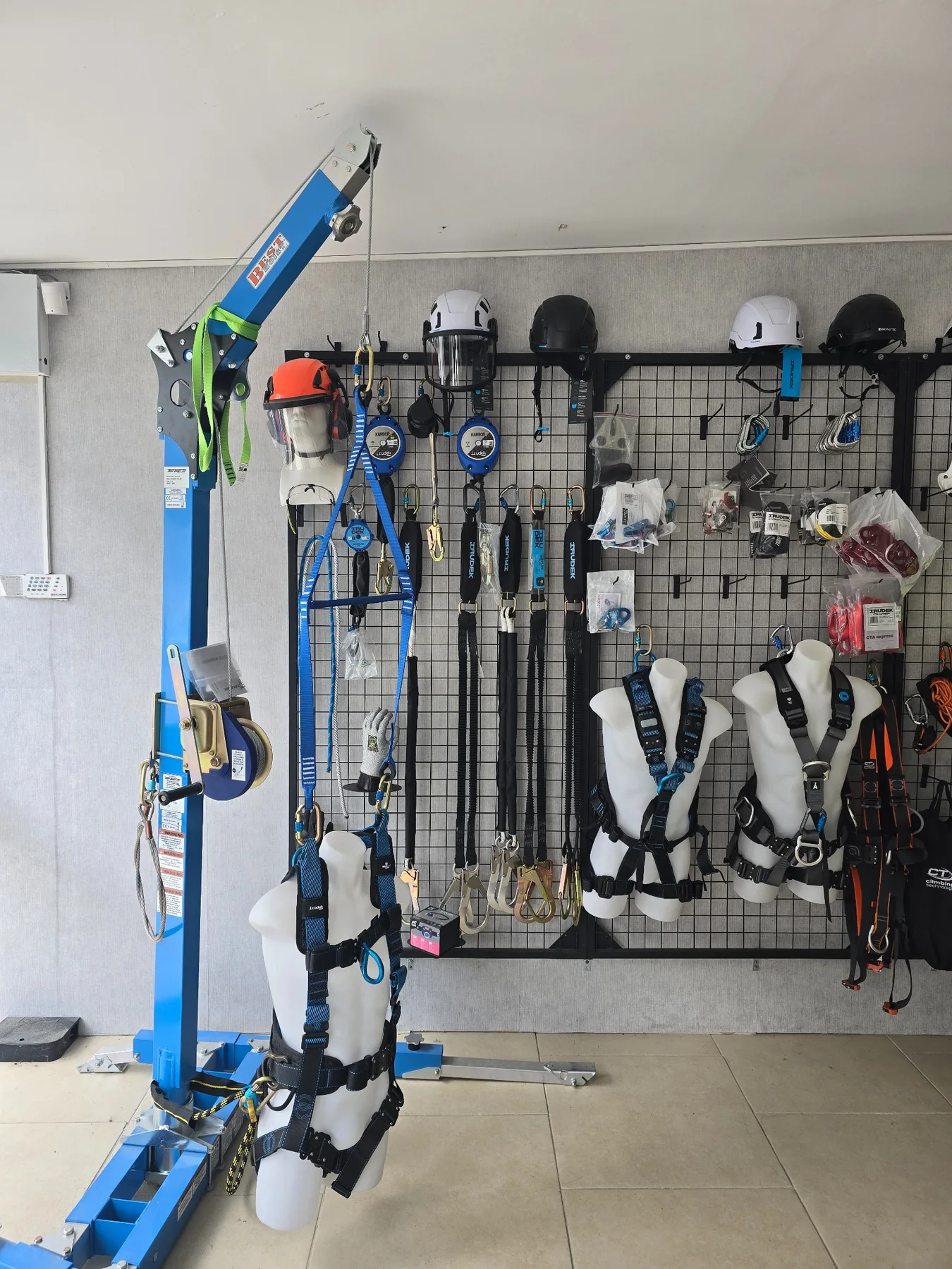 GEBA Safety showroomunda emniyet kemerleri, baretler ve yüksekte çalışma ekipmanları