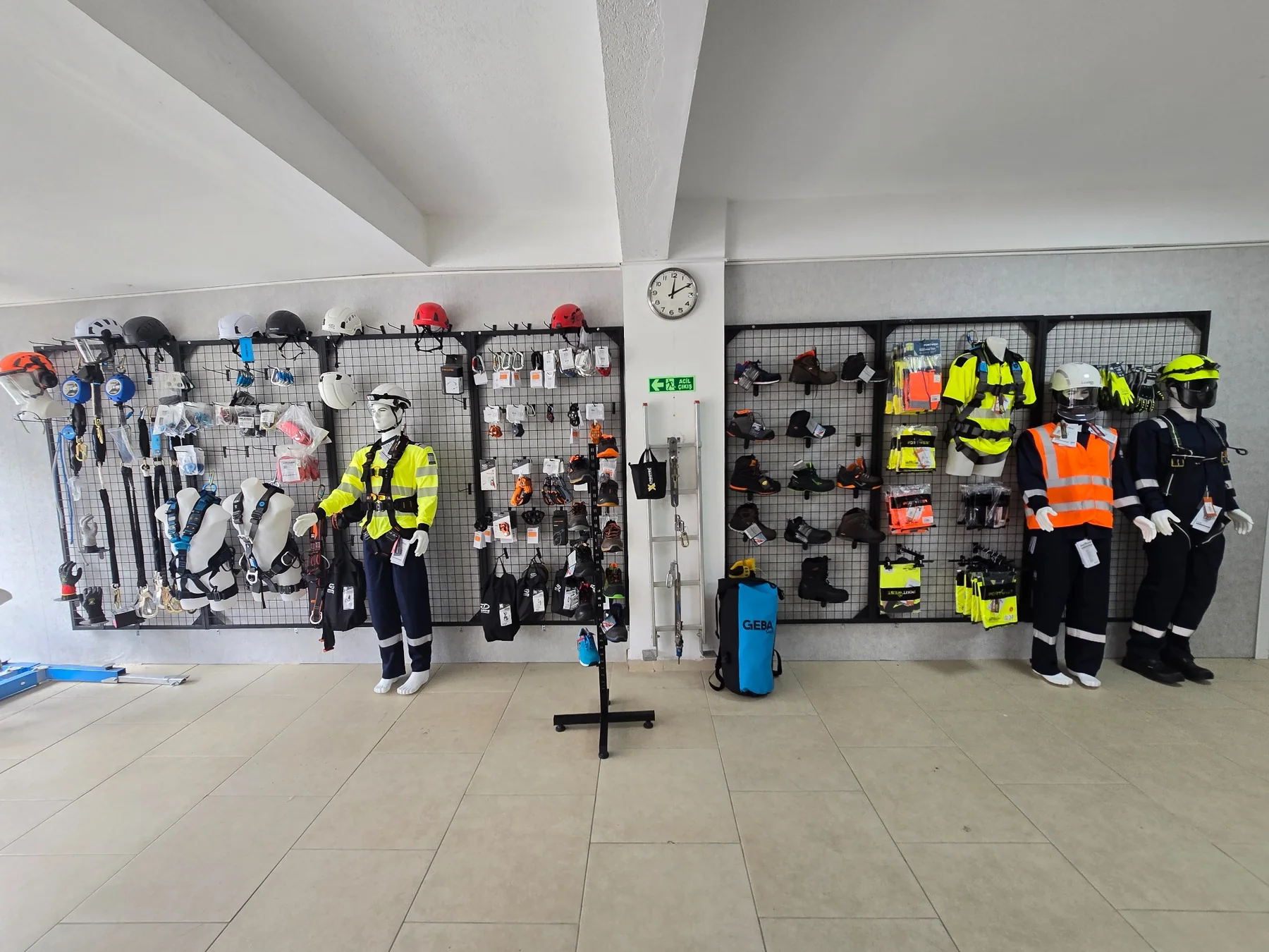 GEBA Safety Sultanbeyli showroomunda yüksekte çalışma, iş ayakkabısı ve kişisel koruyucu donanım ürün duvarı