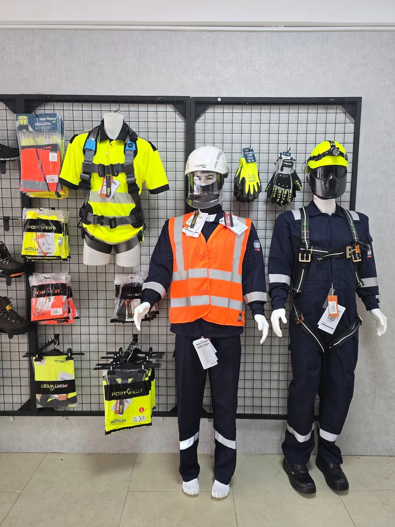 GEBA Safety showroomunda iş kıyafetleri, emniyet kemerleri ve baş-yüz koruma ürünleri