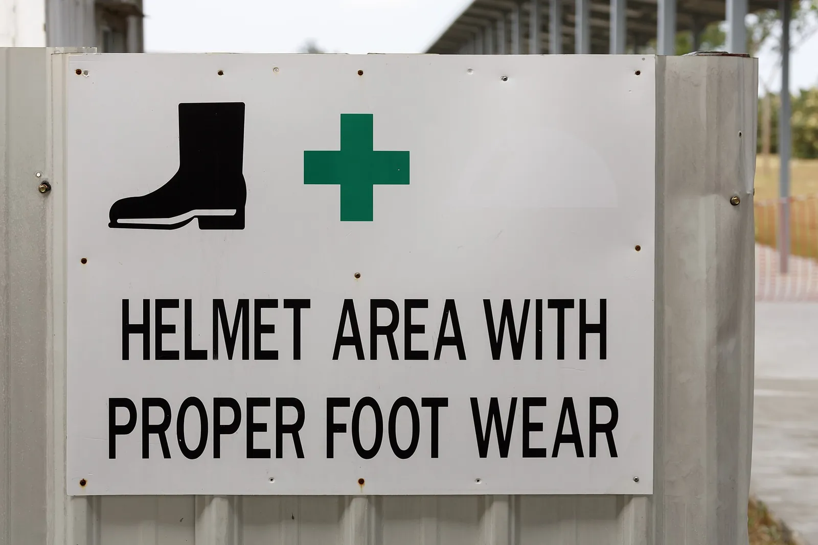 Baret ve uygun iş ayakkabısı zorunlu alan uyarı levhası