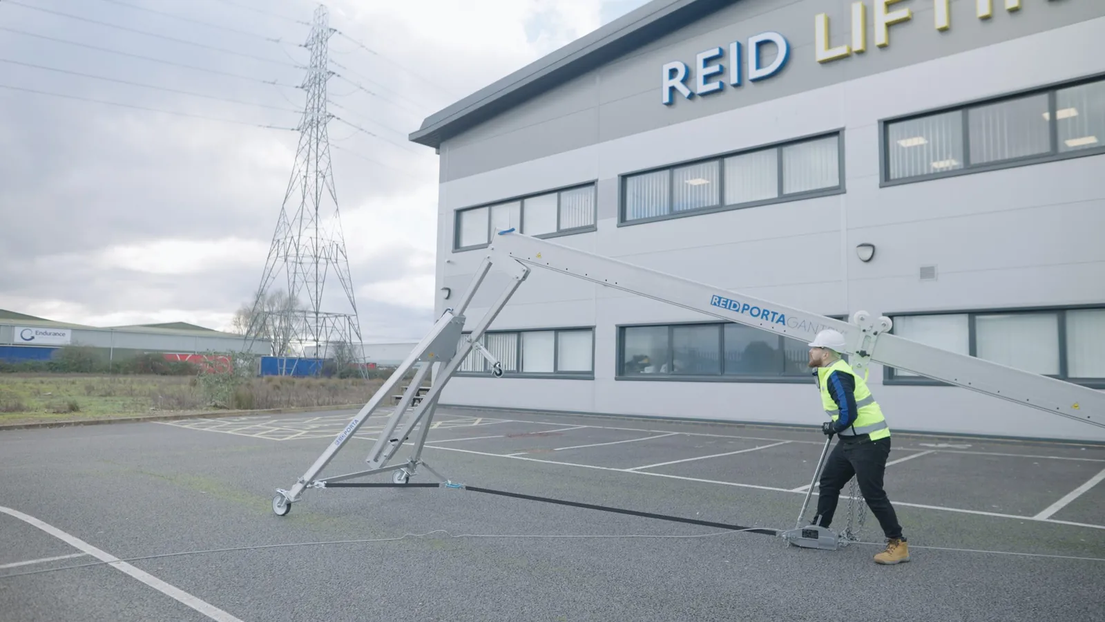REID tesisinde PORTA GANTRY parçalarını taşıyan iki çalışan