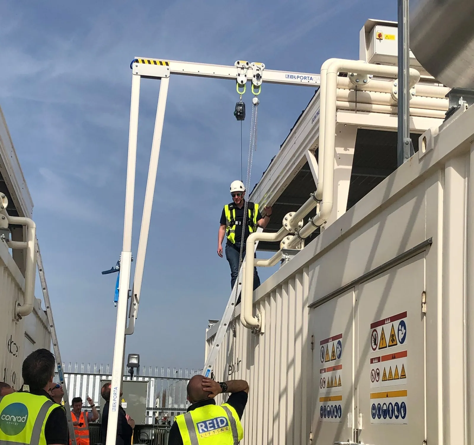 Endüstriyel sahada konteyner yanında kurulu REID gantry ile kaldırma