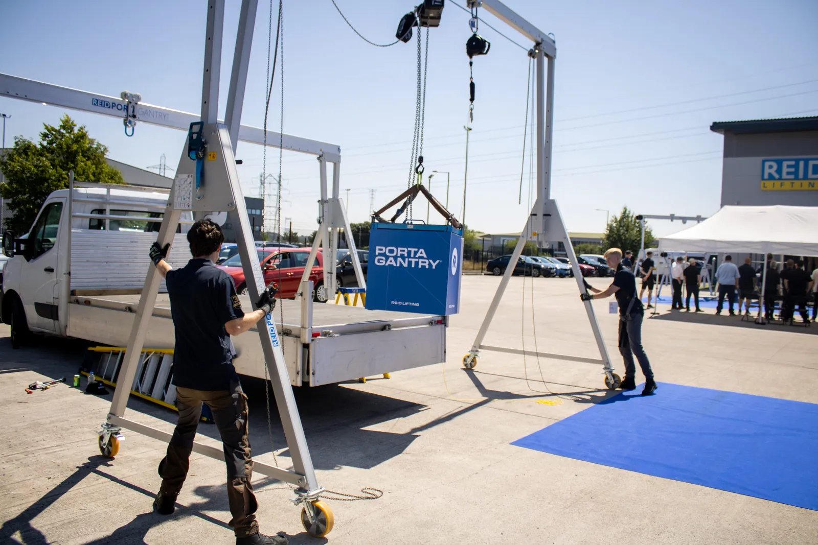 İki kişilik ekibin araç yanında PORTA GANTRY kurulumu